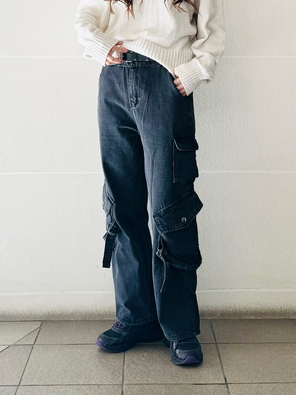 「PR、tinkerend、カーゴパンツ、パンツコーデ、ラフ、パンツスタイル、ユニセックス、シンプルコーデ」｜「tinkerendのMulti Pocket Belt Cargo Pants / マルチポケットベルトカーゴパンツ（デニムパンツ、ブラック系）」を使った、syrupさん（レディース・162cm）の秋コーディネートの5枚目の写真