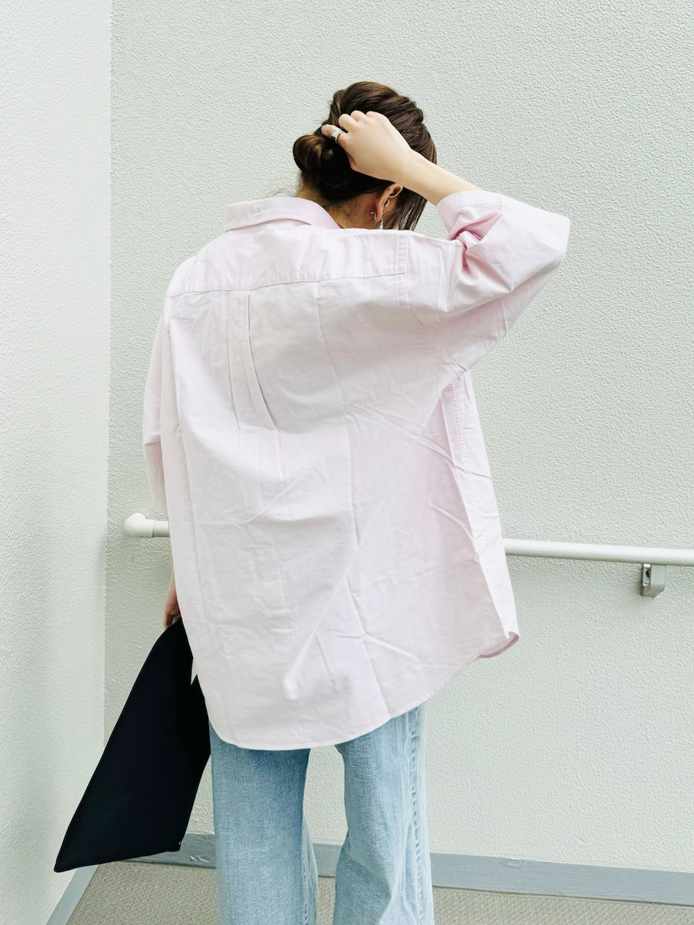 ブラック系のトートバッグ、ブルー系のその他パンツ、ピンク系のシャツ/ブラウスを着用したレディースの春コーディネートの3枚目の写真