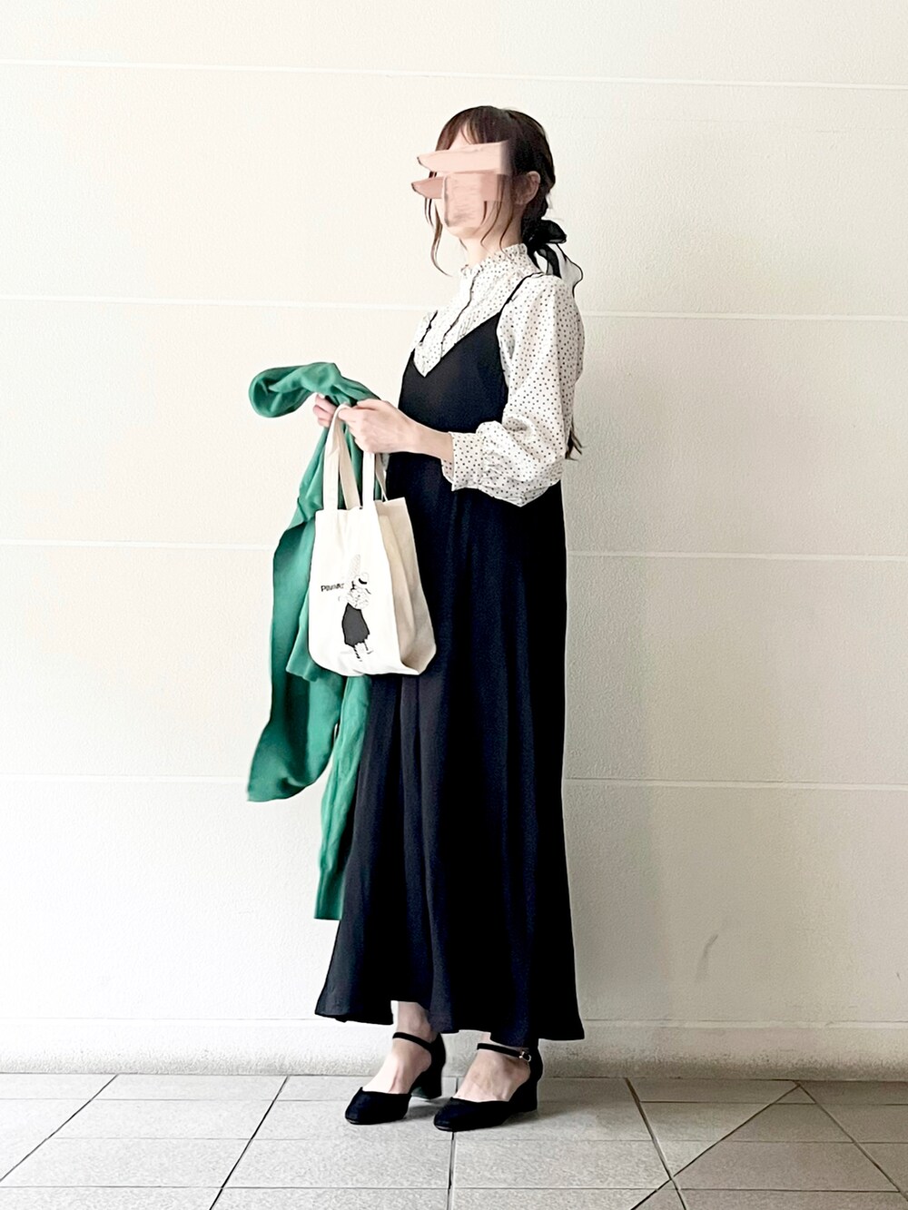 ブラック系のワンピース、ホワイト系のシャツ/ブラウス、グリーン系のカーディガン/ボレロを着用したレディースの春コーディネートの3枚目の写真