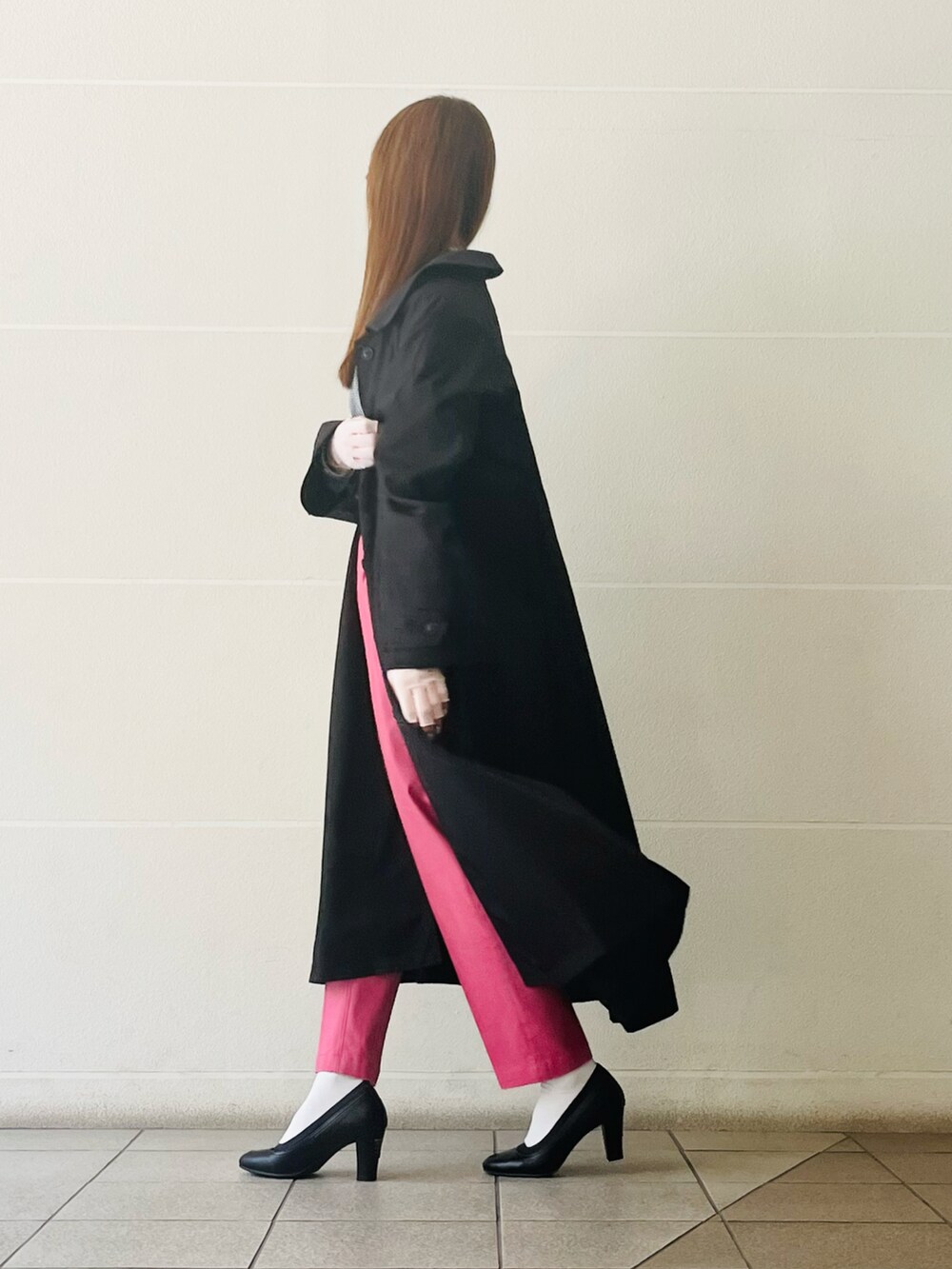 「オトナ女子、THEATRE PRODUCTS、FREAK’Ｓ STORE、ピンク、ECRIRE、スプリングコート、お出かけコーデ、休日コーデ、パンツスタイル、春カラー、巾着バッグ、ショルダーバッグ、骨格ウェーブ、オトナカジュアル、手袋」｜「FREAK'S STOREのTHEATRE PRODUCTS/シアタープロダクツ 別注マニフェストネームポーチ（ショルダーバッグ、ホワイト系）」を使った、syrupさん（レディース・162cm）の春コーディネートの3枚目の写真