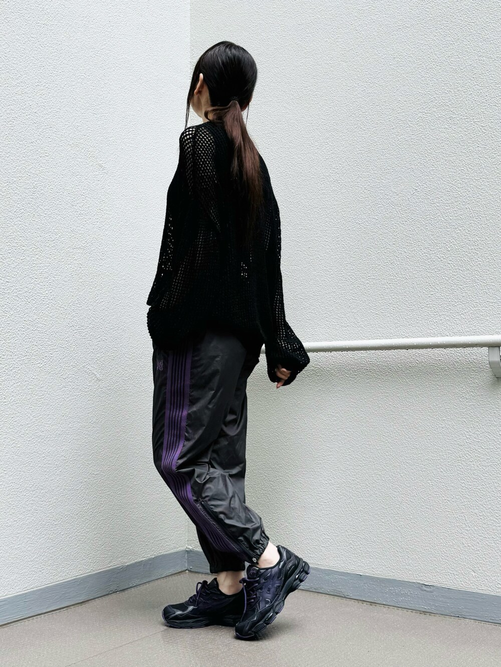 ブラック系のシューズ、ブラック系のパンツ、ブラック系のニット/セーターを着用したレディースの夏コーディネートの2枚目の写真