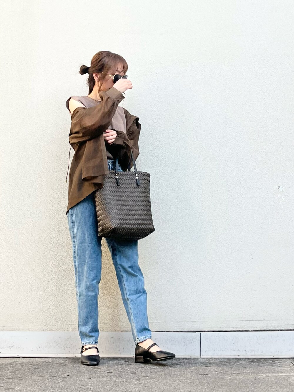 「クラークス、clarks、シアートップス、デニム、しまむら、かごバッグ、brotherhood、ブラウン、骨格ウェーブ、ラクチンコーデ、春夏コーデ、休日スタイル、オトナカジュアル、お出かけコーデ日記、シャツスタイル」|「ClarksのSeren30 Buckle / セレン30バックル (ブラックレザー)(パンプス、ブラック系)」を使った、syrupさん(レディース・162cm)の春コーディネートの4枚目の写真