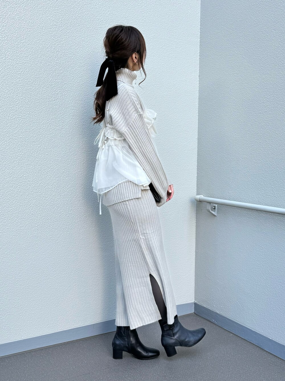 ブラック系のブーツ、ベージュ系のワンピース、ホワイト系のシャツ/ブラウスを着用したレディースの冬コーディネートの3枚目の写真