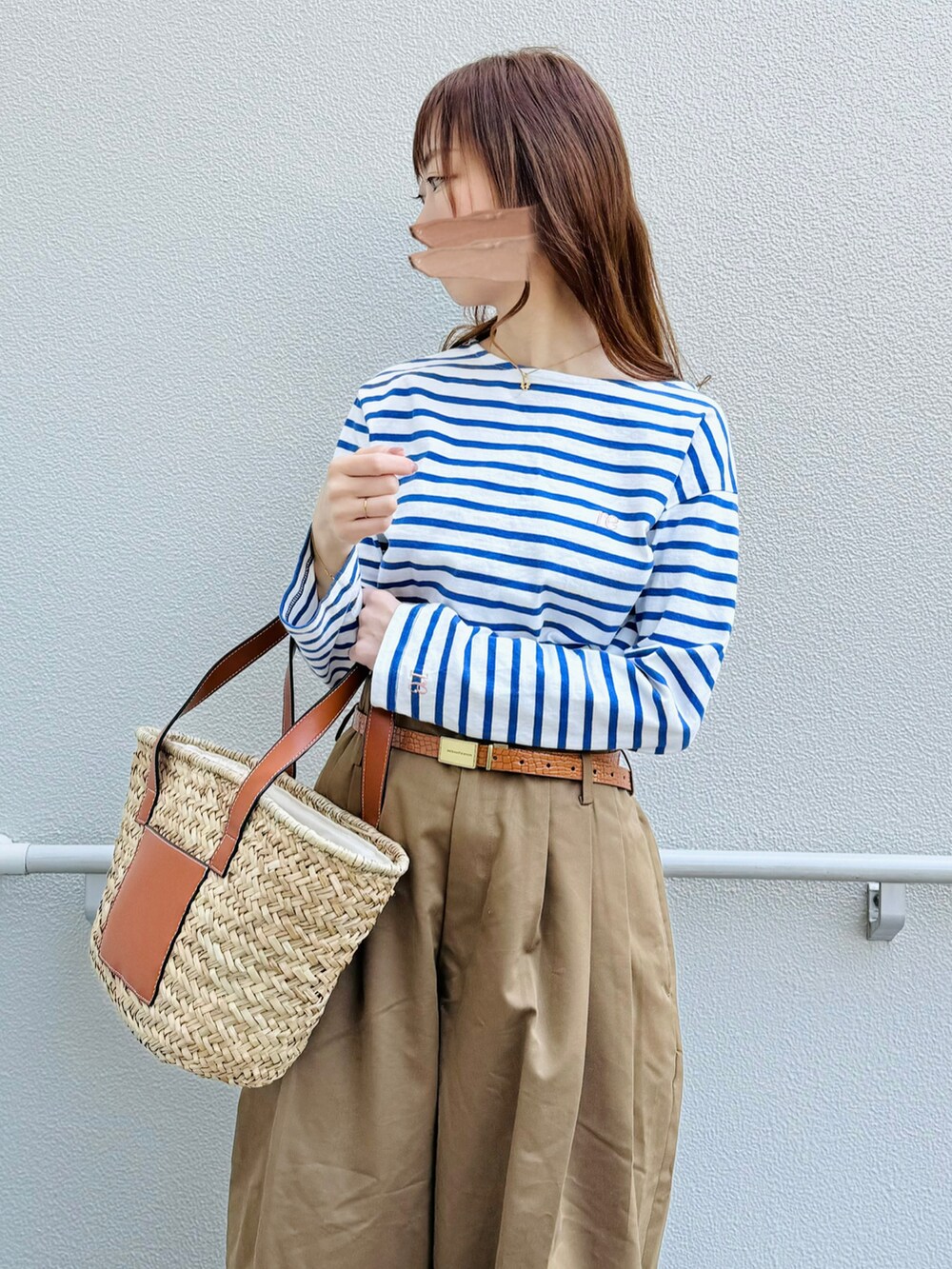 ブルー系のTシャツ/カットソー、ホワイト系のスニーカー、ブラウン系のパンツを着用したレディースの春コーディネートの3枚目の写真