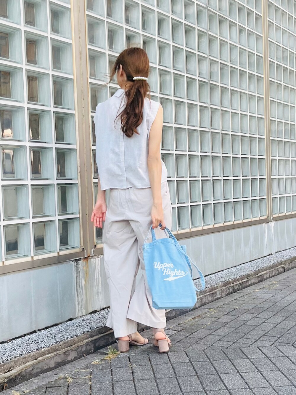 ブルー系のバッグ、ベージュ系のシャツ/ブラウス、グレー系のその他パンツを着用したレディースの夏コーディネートの2枚目の写真