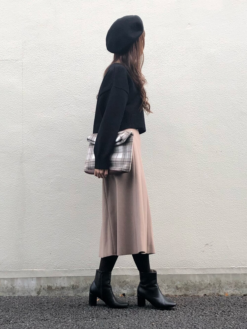 「URBAN RESEARCH、アーバンリサーチ、ショート丈トップス、カーディガン、スカート、冬、大人コーデ、シンプル、ベレー帽、ブーツ、ニット、きれいめカジュアル、オトナ女子、オトナカジュアル、ブラック」｜「UR Lab.のUR Lab.　ルーズクルーネックカーディガン（カーディガン/ボレロ、ブラック系）」を使った、syrupさん（レディース・162cm）の冬コーディネートの3枚目の写真