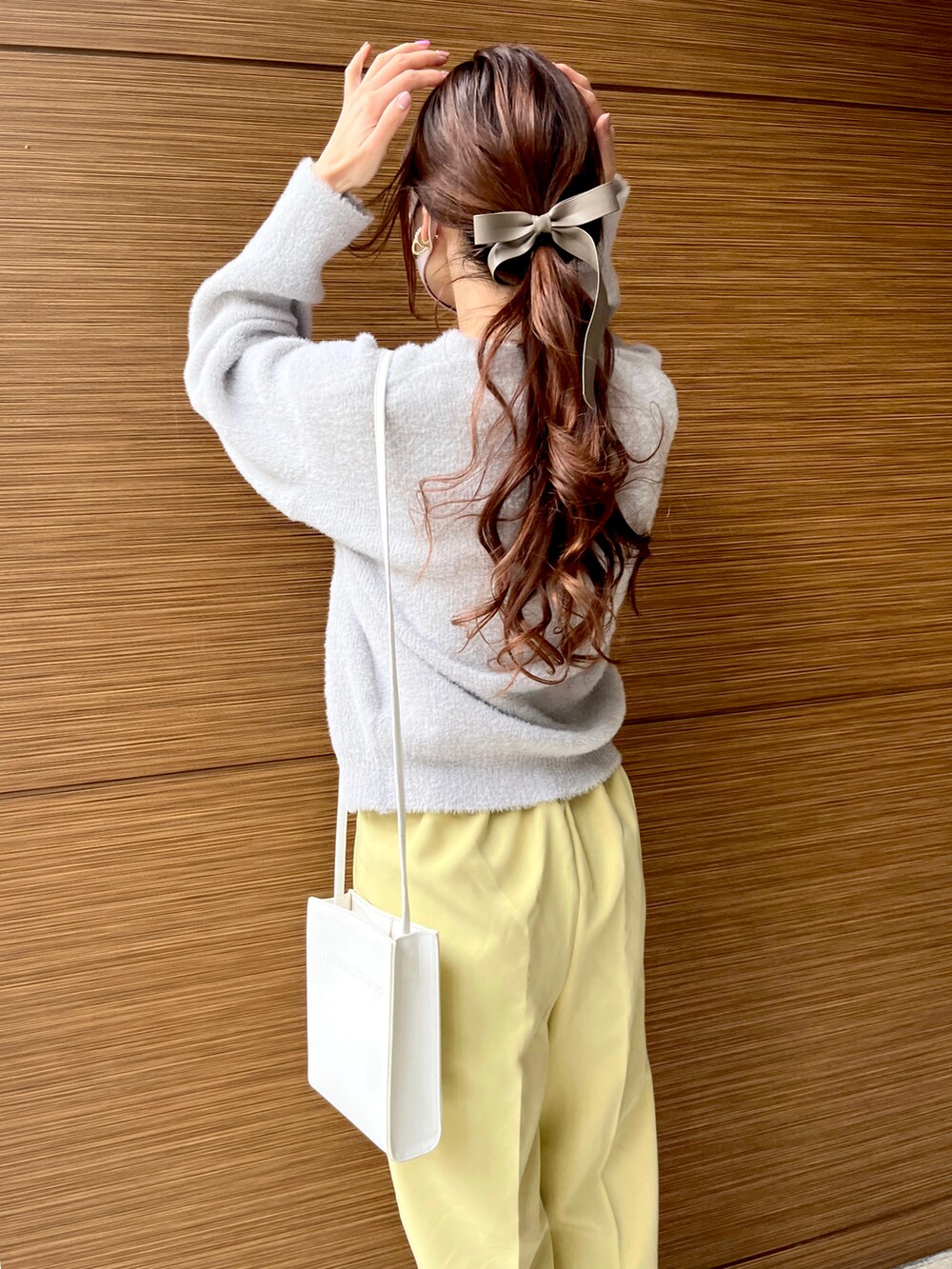 ホワイト系のブルゾン、ホワイト系のショルダーバッグ、イエロー系のその他パンツを着用したレディースの冬コーディネートの5枚目の写真