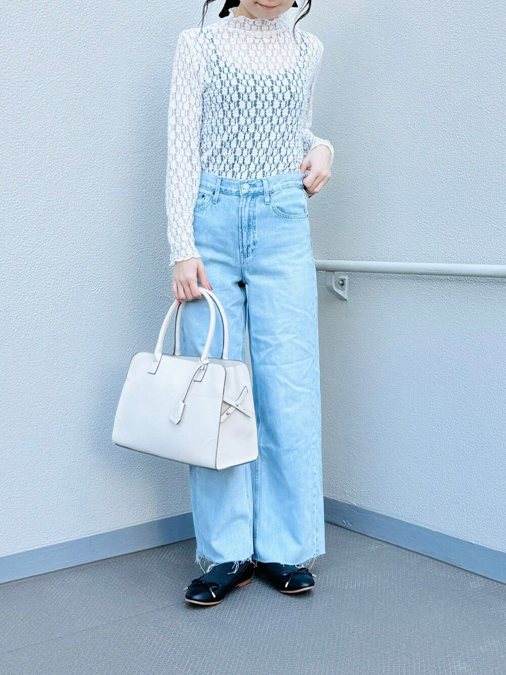 ホワイト系のシャツ/ブラウス、ベージュ系のトートバッグ、ブラック系のバレエシューズを着用したレディースの春コーディネートの3枚目の写真