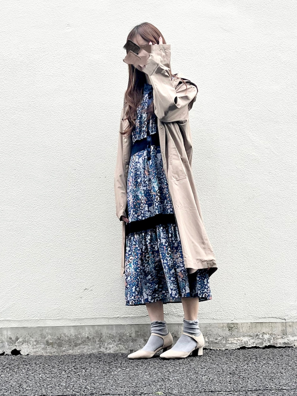 ベージュ系のパンプス、ブルー系のワンピース、ベージュ系のレインコート/ポンチョを着用したレディースの春コーディネートの5枚目の写真