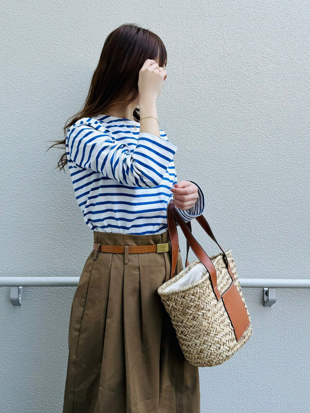 ブルー系のTシャツ/カットソー、ホワイト系のスニーカー、ブラウン系のパンツを着用したレディースの春コーディネートの5枚目の写真