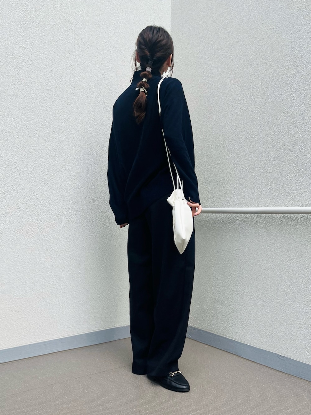 ブルー系のトップス、ブルー系のパンツ、ホワイト系のショルダーバッグを着用したレディースの冬コーディネートの2枚目の写真