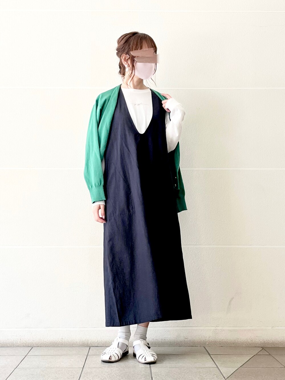 ブルー系のワンピース、ホワイト系のTシャツ/カットソー、グリーン系のカーディガン/ボレロを着用したレディースの春コーディネートの2枚目の写真