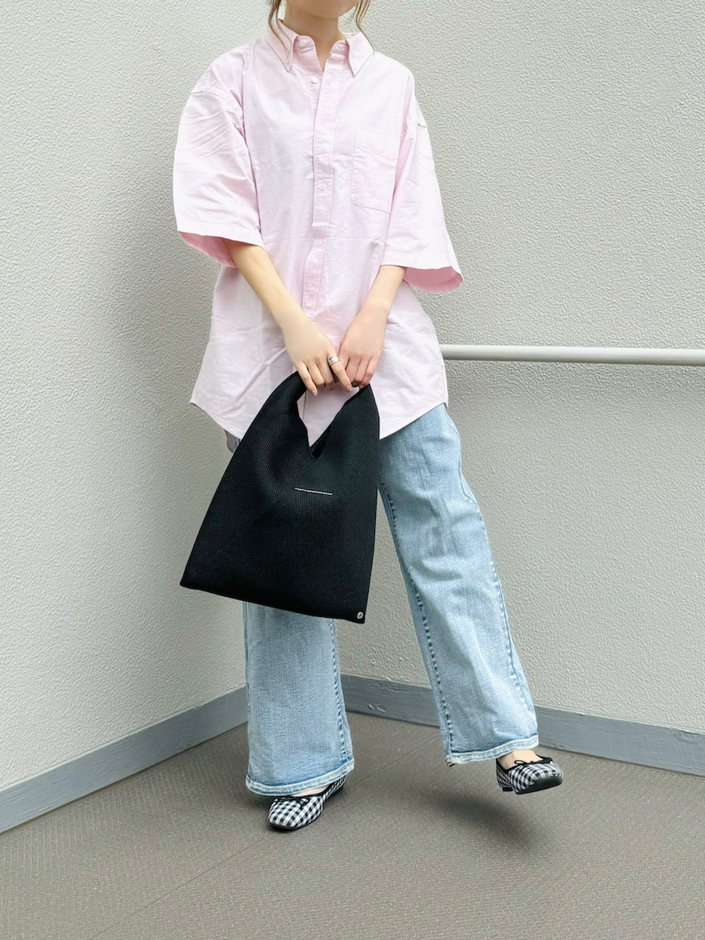 ブラック系のトートバッグ、ブルー系のその他パンツ、ピンク系のシャツ/ブラウスを着用したレディースの春コーディネートの4枚目の写真