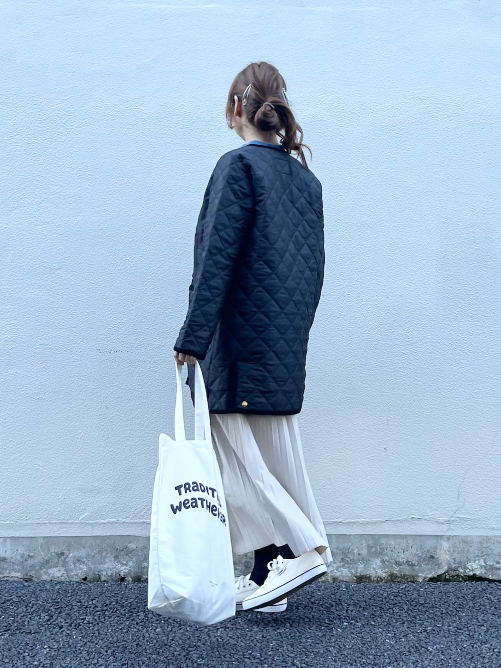 「Traditional Weatherwear、トラディショナルウェザーウエア、キルティング、キルティングジャケット、キルティングコート、トートバッグ、プリーツスカート、スニーカーコーデ、休日スタイル、きれいめカジュアル、カジュアルコーデ、ラクチンコーデ、シンプルコーデ、骨格ウェーブ、ゆったりコーデ」｜「Traditional WeatherwearのARKLEY MIDDLE（その他アウター、ブラック系）」を使った、syrupさん（レディース・162cm）の冬コーディネートの3枚目の写真