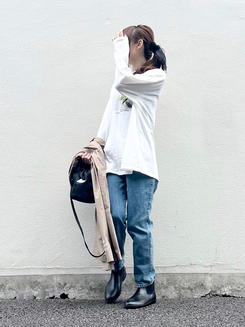 ブラック系のレインシューズ、ブルー系のデニムパンツ、ホワイト系のTシャツ/カットソーを着用したレディースの春コーディネートの3枚目の写真
