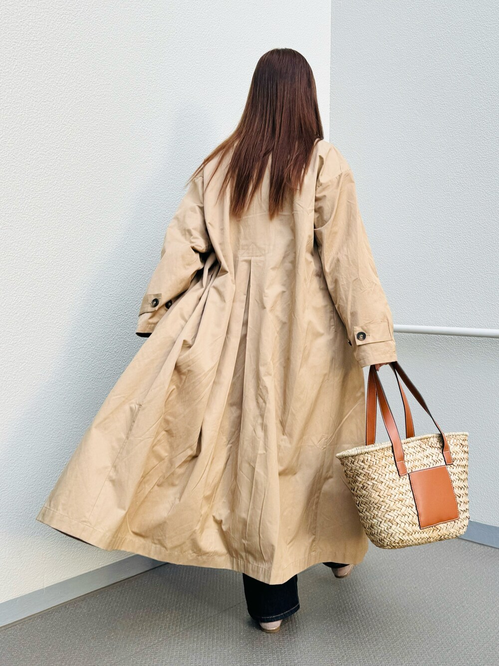 ホワイト系のニット/セーター、ブルー系のその他パンツ、ベージュ系のステンカラーコートを着用したレディースの春コーディネートの3枚目の写真