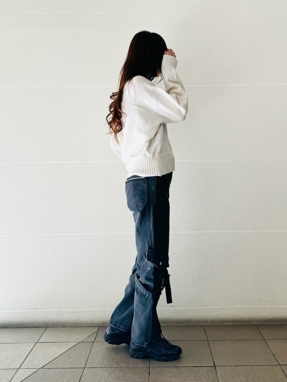 「PR、tinkerend、カーゴパンツ、パンツコーデ、ラフ、パンツスタイル、ユニセックス、シンプルコーデ」｜「tinkerendのMulti Pocket Belt Cargo Pants / マルチポケットベルトカーゴパンツ（デニムパンツ、ブラック系）」を使った、syrupさん（レディース・162cm）の秋コーディネートの2枚目の写真