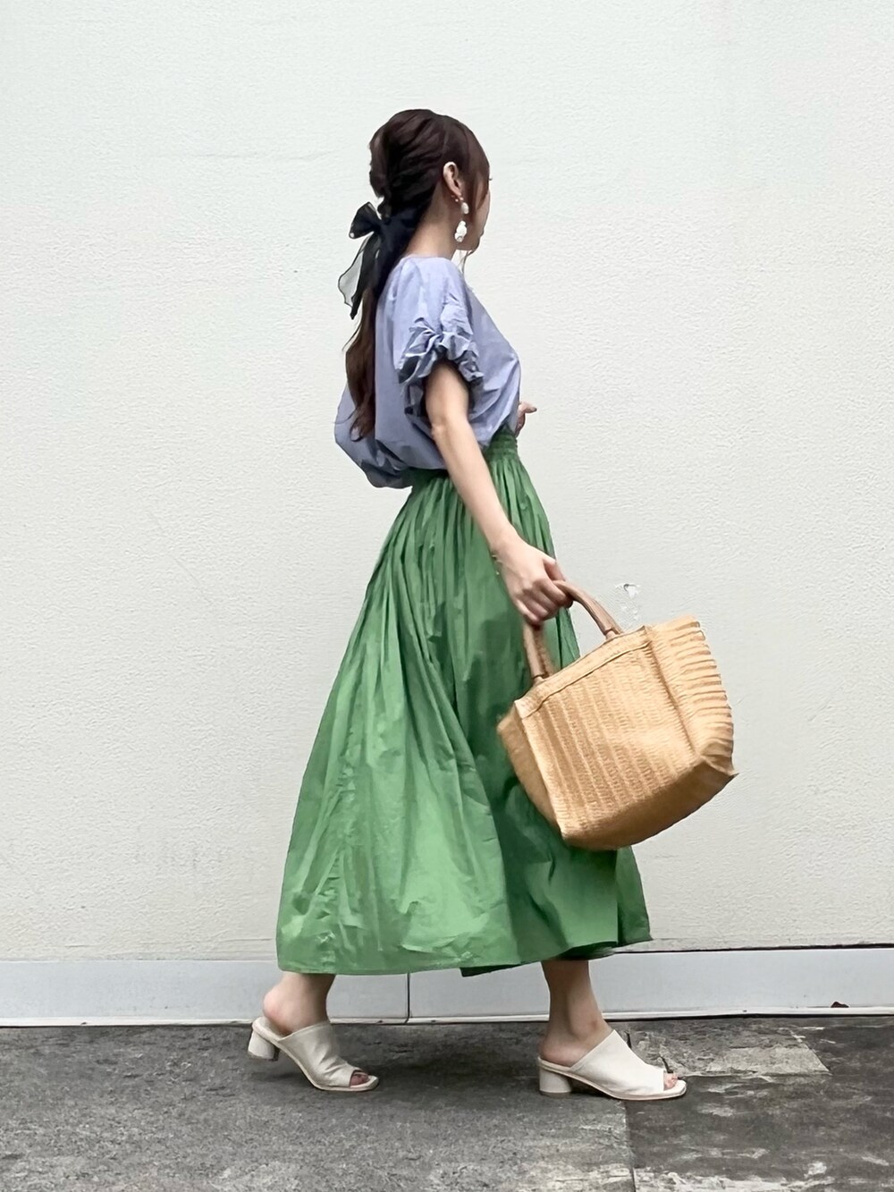 ブルー系のTシャツ/カットソー、ゴールド系のブレスレット、グレー系のスマホグッズを着用したレディースの夏コーディネートの3枚目の写真