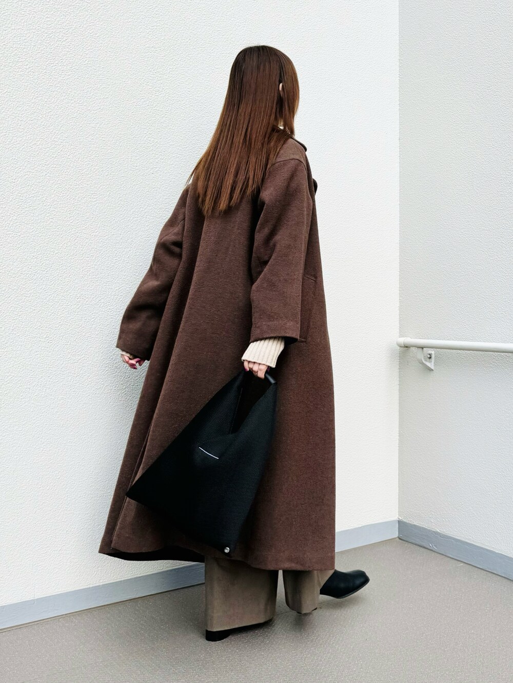 「冬を彩る色いろコーデ、大人かわいい、ブラウン、ロングコート、パンツスタイル、MM6、シンプルスタイル、オトナカジュアル、シャツスタイル、ワイドパンツ、スクエアトゥ、ブーツ、ブラウンコーデ」｜「MM6 Maison MargielaのMM6 Small Japanese（トートバッグ、ブラック系）」を使った、syrupさん（レディース・162cm）の冬コーディネートの4枚目の写真