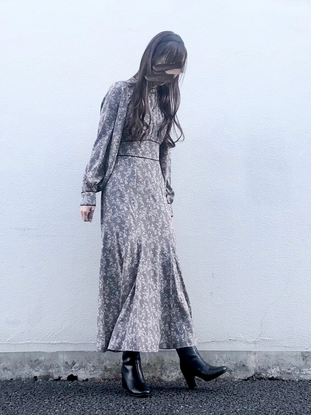 「UNFIELD、ワンピース、花柄、ロングワンピース、シンプル、春コーデ、冬コーデ、オトナ女子、きれいめカジュアル、キレイめ、デート、ボリューム袖、休日スタイル、シンプルコーデ、グレー」｜「UNFIELDの【UNFIELD パイピング花柄ワンピース】（ワンピース、グレー系）」を使った、syrupさん（レディース・162cm）の冬コーディネートの4枚目の写真