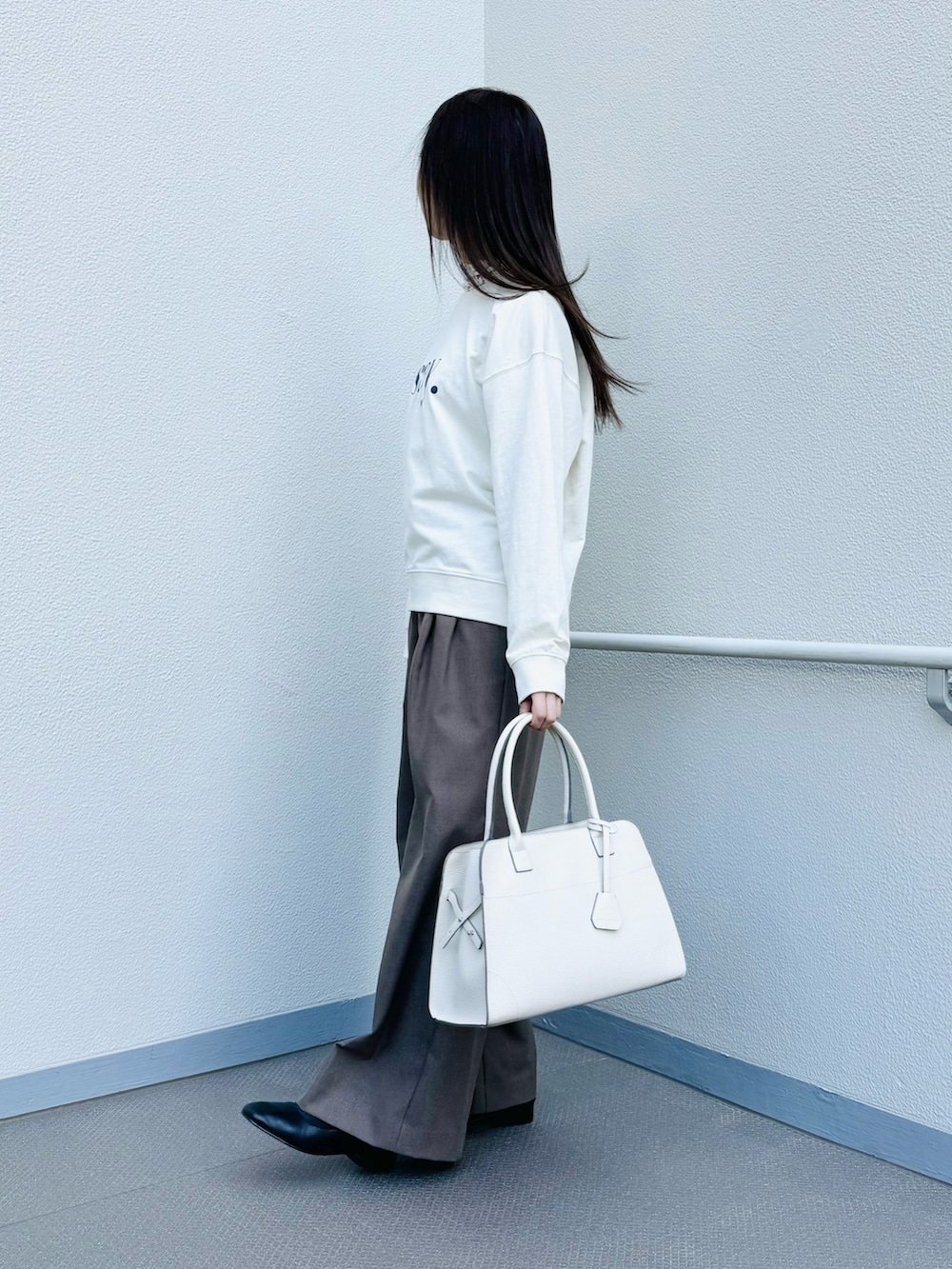 「春、パンツスタイル、Samansa Mos2 blue、quaranciel、大人カジュアル、ワイドパンツ、トートバッグ、ロゴスウェット、レース、clarks、レイヤード、骨格ウェーブ」｜「quarancielのquaranciel: A4 ステッチ トート（トートバッグ、ベージュ系）」を使った、syrupさん（レディース・162cm）の春コーディネートの2枚目の写真