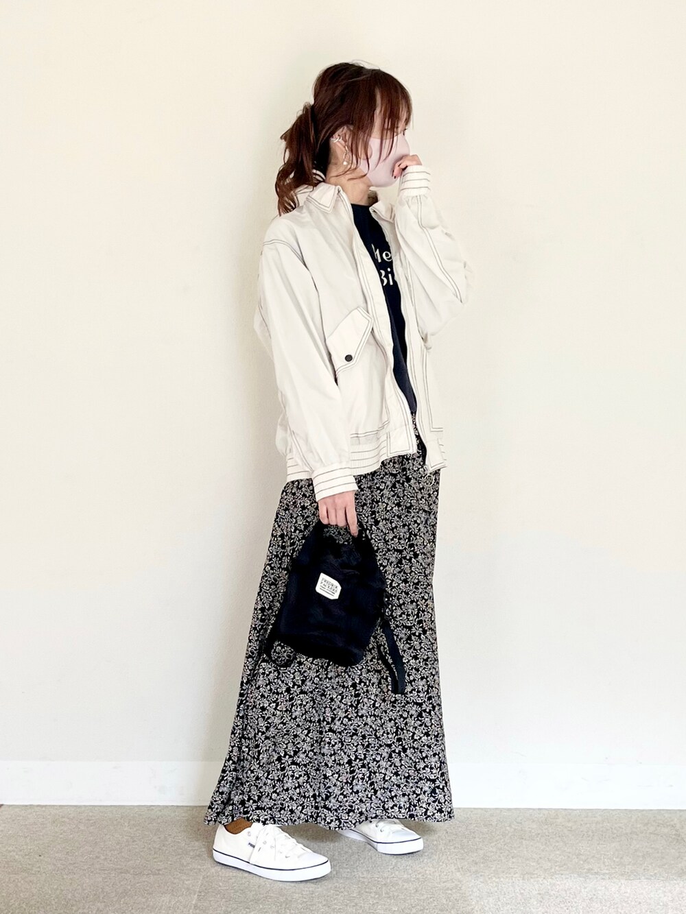 ホワイト系のジャケット/アウター、ブルー系のスウェット、ブラック系のスカートを着用したレディースの冬コーディネートの4枚目の写真