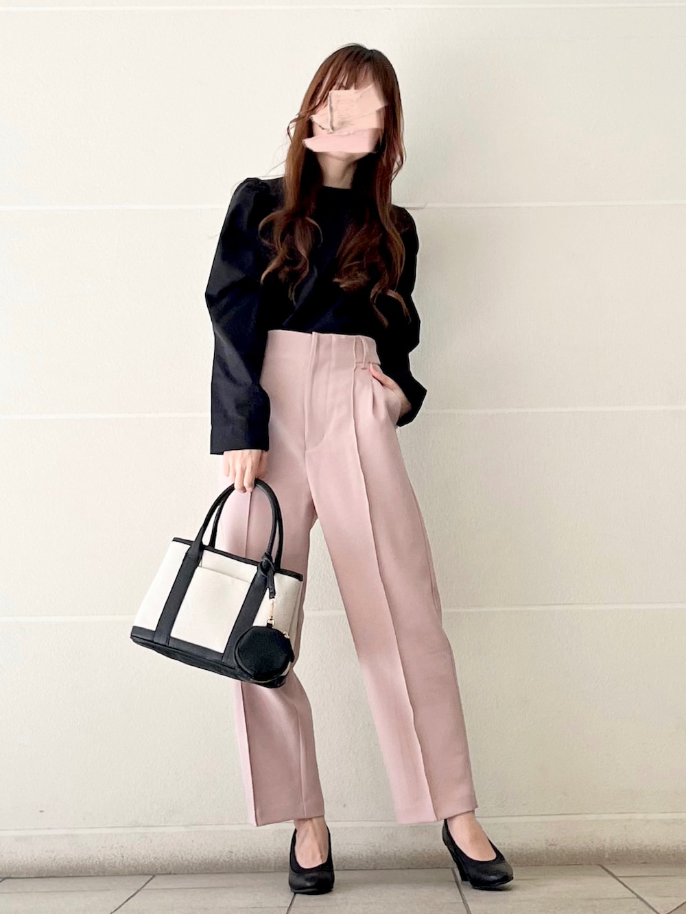 ブラック系のトートバッグ、ブラック系のTシャツ/カットソー、ピンク系のその他パンツを着用したレディースの春コーディネートの4枚目の写真