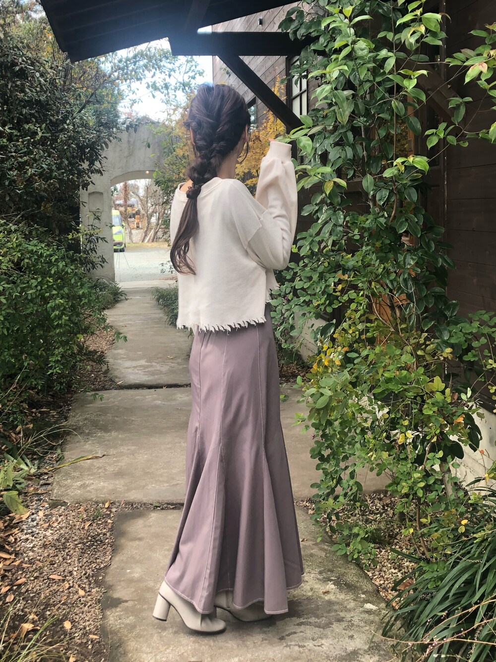 「クリスマスに着たい服、カーディガン、ショート丈トップス、マーメイドスカート、お出かけコーデ、休日スタイル、旅行、カフェ、スカート、スカートスタイル、きれいめカジュアル、キレイめ、オトナ女子、AmbreNeige、UNFIELD」｜「Ambre Neigeのダメージカーディガン／【WEB/EC限定商品】（カーディガン/ボレロ、ホワイト系）」を使った、syrupさん（レディース・162cm）の冬コーディネートの2枚目の写真