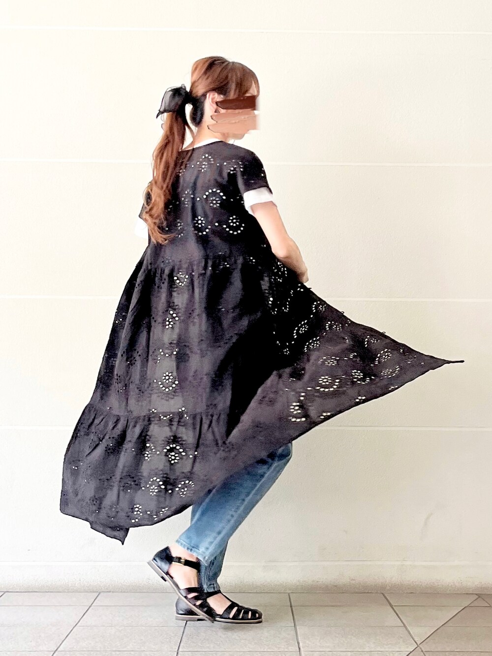 ブラック系のワンピース、ホワイト系のTシャツ/カットソー、グリーン系のトートバッグを着用したレディースの春コーディネートの4枚目の写真