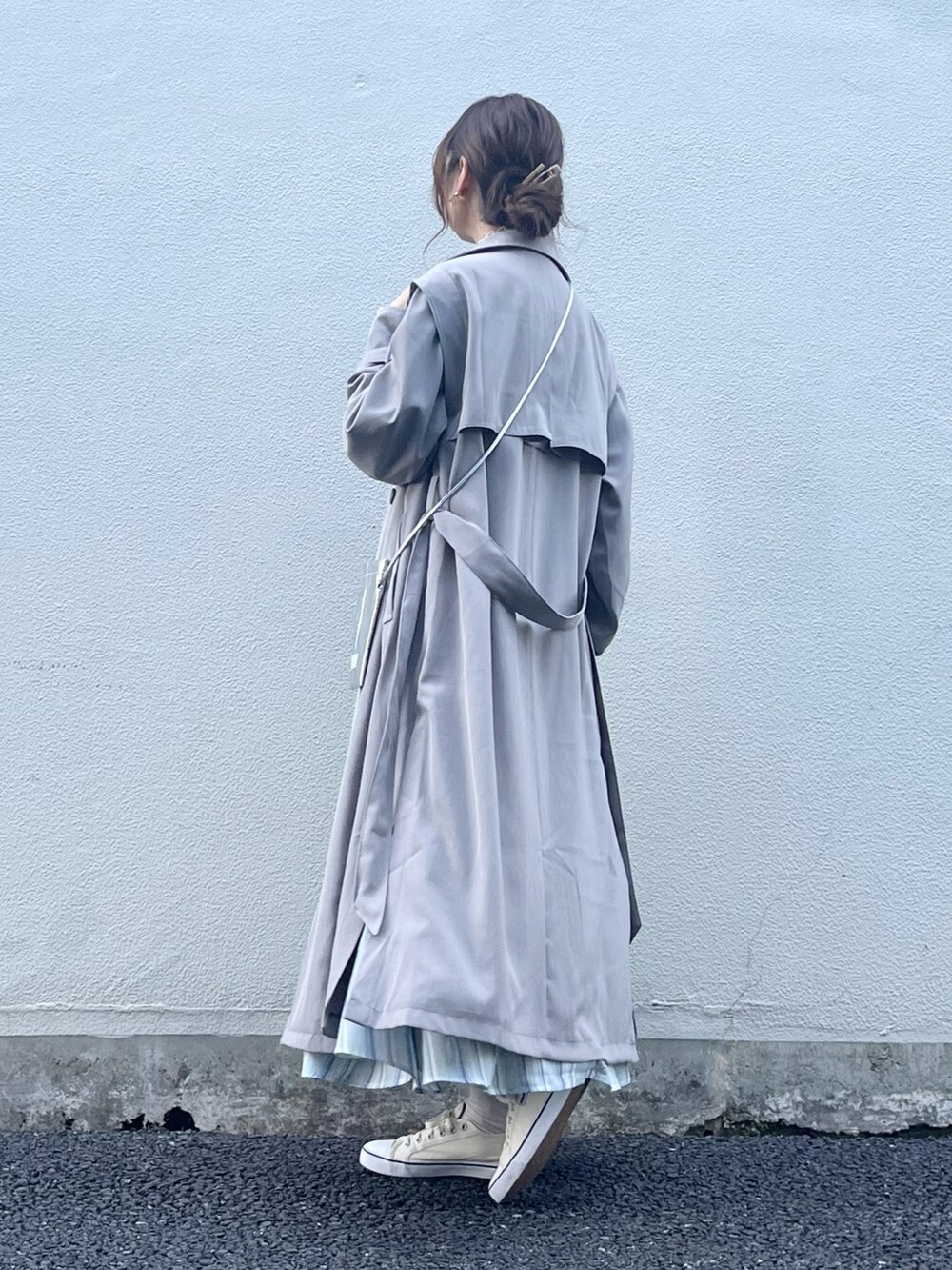 シルバー系のショルダーバッグ、グレー系のトレンチコート、ブルー系のカーディガン/ボレロを着用したレディースの春コーディネートの4枚目の写真