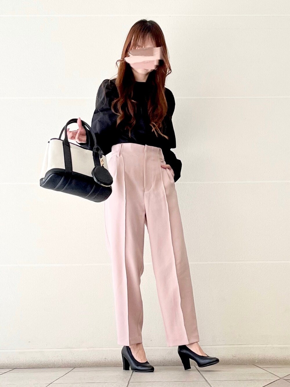 ブラック系のトートバッグ、ブラック系のTシャツ/カットソー、ピンク系のその他パンツを着用したレディースの春コーディネートの3枚目の写真