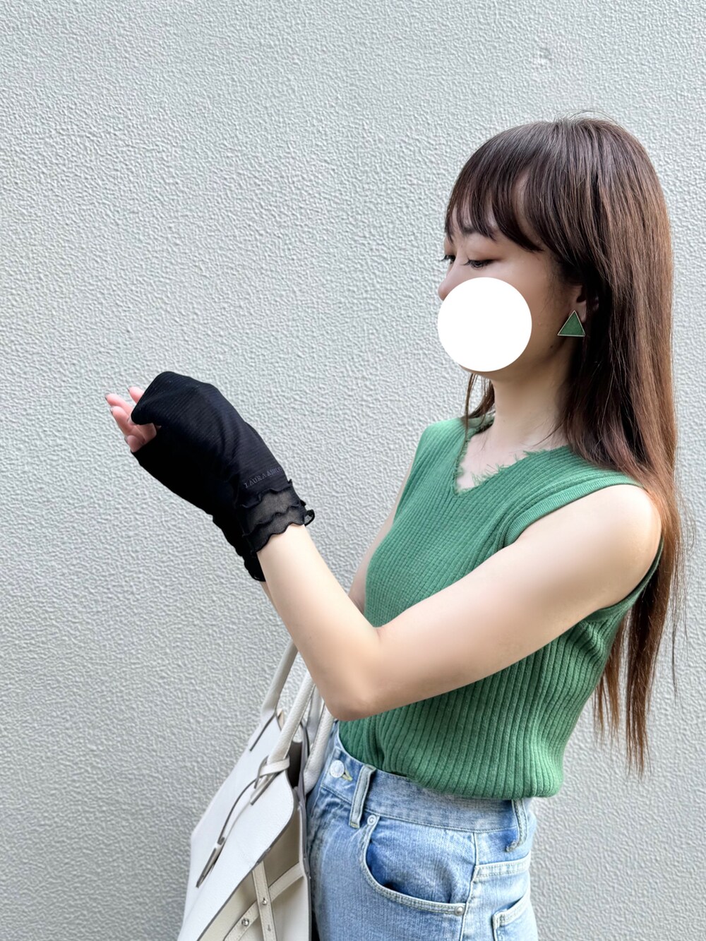 ベージュ系のトートバッグ、ブラック系のバレエシューズ、ブルー系のその他パンツを着用したレディースの秋コーディネートの4枚目の写真