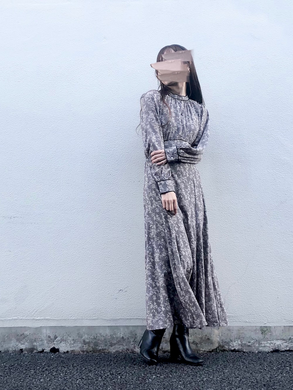 「UNFIELD、ワンピース、花柄、ロングワンピース、シンプル、春コーデ、冬コーデ、オトナ女子、きれいめカジュアル、キレイめ、デート、ボリューム袖、休日スタイル、シンプルコーデ、グレー」｜「UNFIELDの【UNFIELD パイピング花柄ワンピース】（ワンピース、グレー系）」を使った、syrupさん（レディース・162cm）の冬コーディネートの5枚目の写真