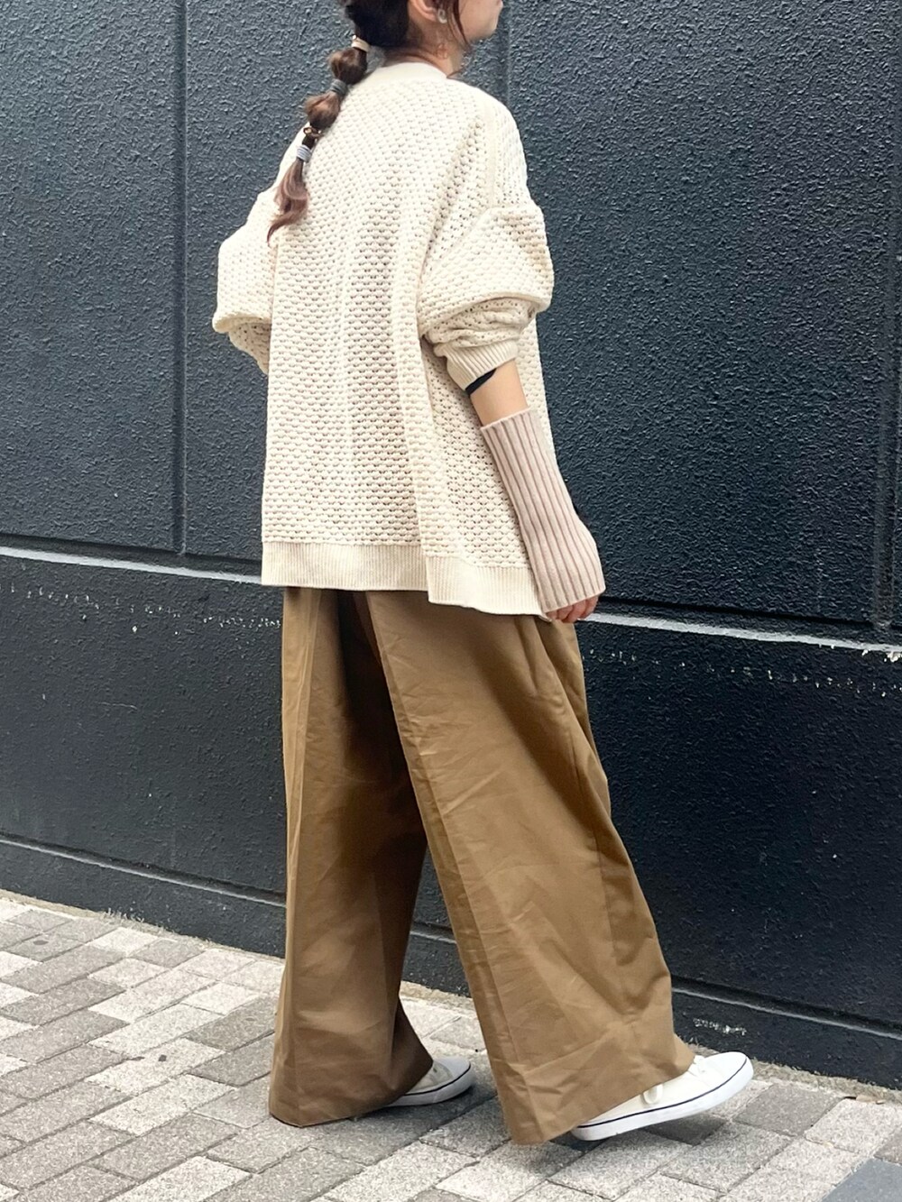 ブラック系のTシャツ/カットソー、ホワイト系のカーディガン/ボレロ、ブラック系のショルダーバッグを着用したレディースの秋コーディネートの4枚目の写真