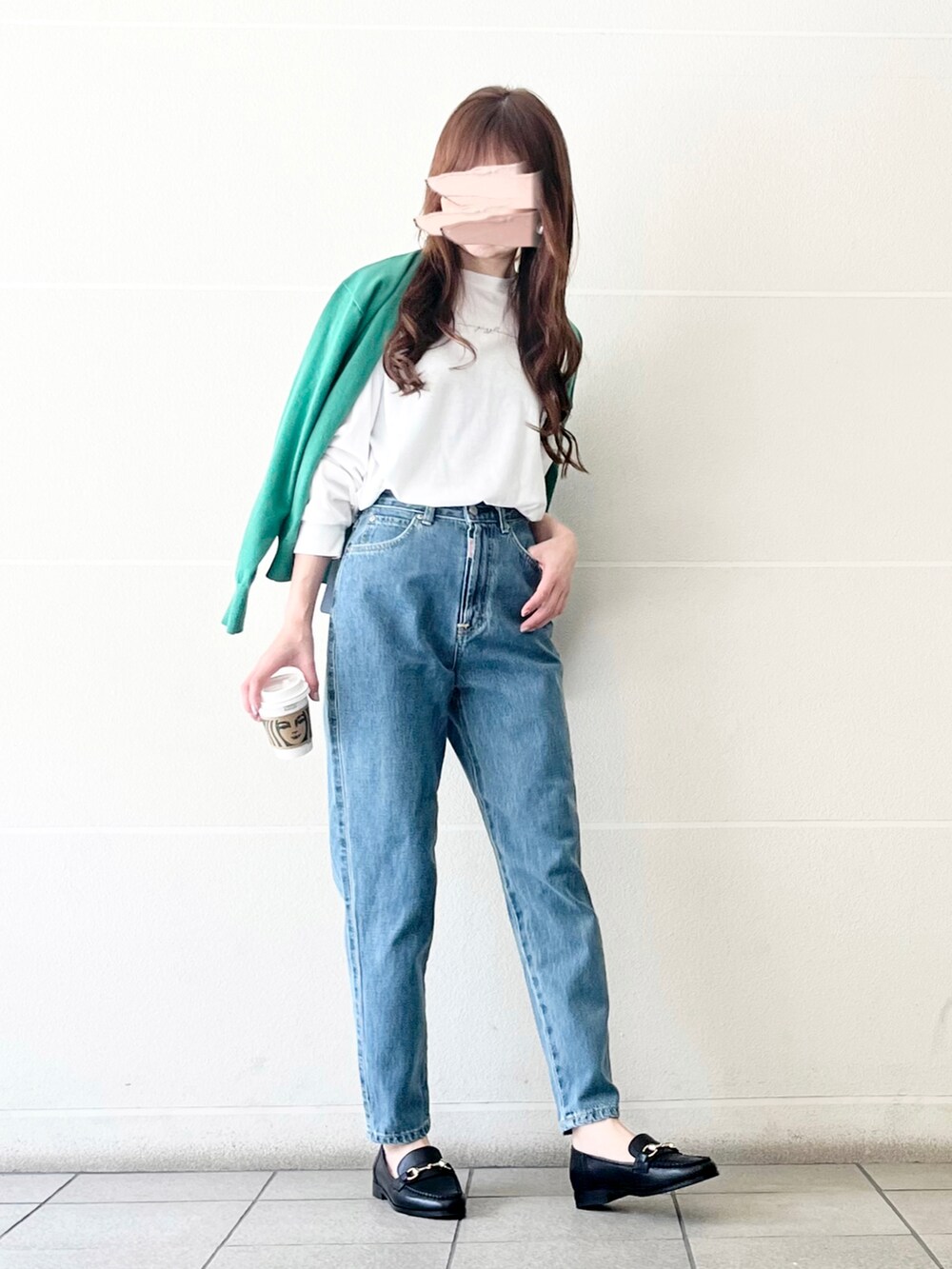 ブルー系のデニムパンツ、ホワイト系のTシャツ/カットソー、グリーン系のカーディガン/ボレロを着用したレディースの春コーディネートの2枚目の写真