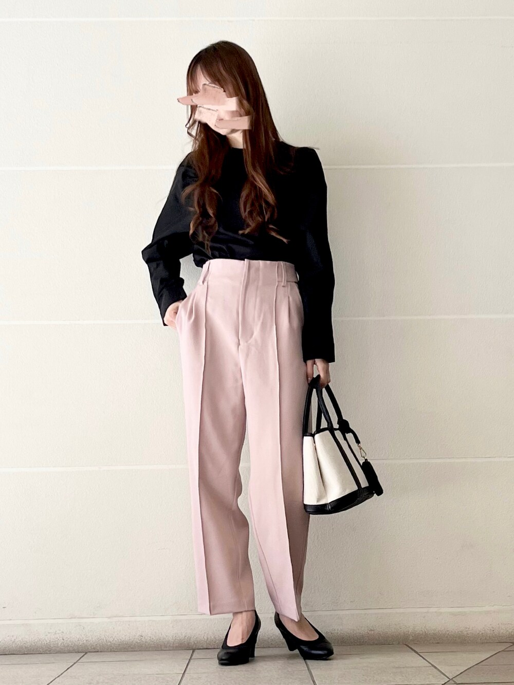 ブラック系のトートバッグ、ブラック系のTシャツ/カットソー、ピンク系のその他パンツを着用したレディースの春コーディネートの2枚目の写真