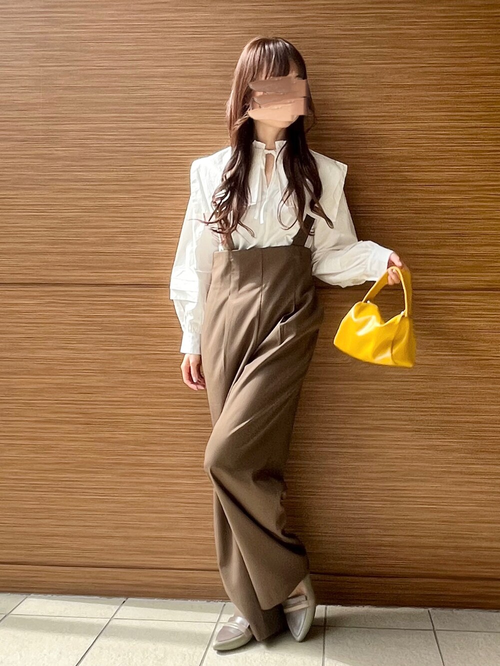 ホワイト系のシャツ/ブラウス、ブラウン系のサロペット/オーバーオール、イエロー系のハンドバッグを着用したレディースの春コーディネートの3枚目の写真