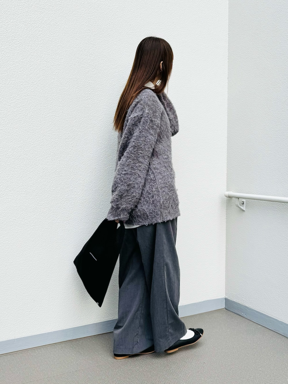 ブラック系のトートバッグ、ブラック系のバレエシューズ、グレー系のその他パンツを着用したレディースの冬コーディネートの3枚目の写真