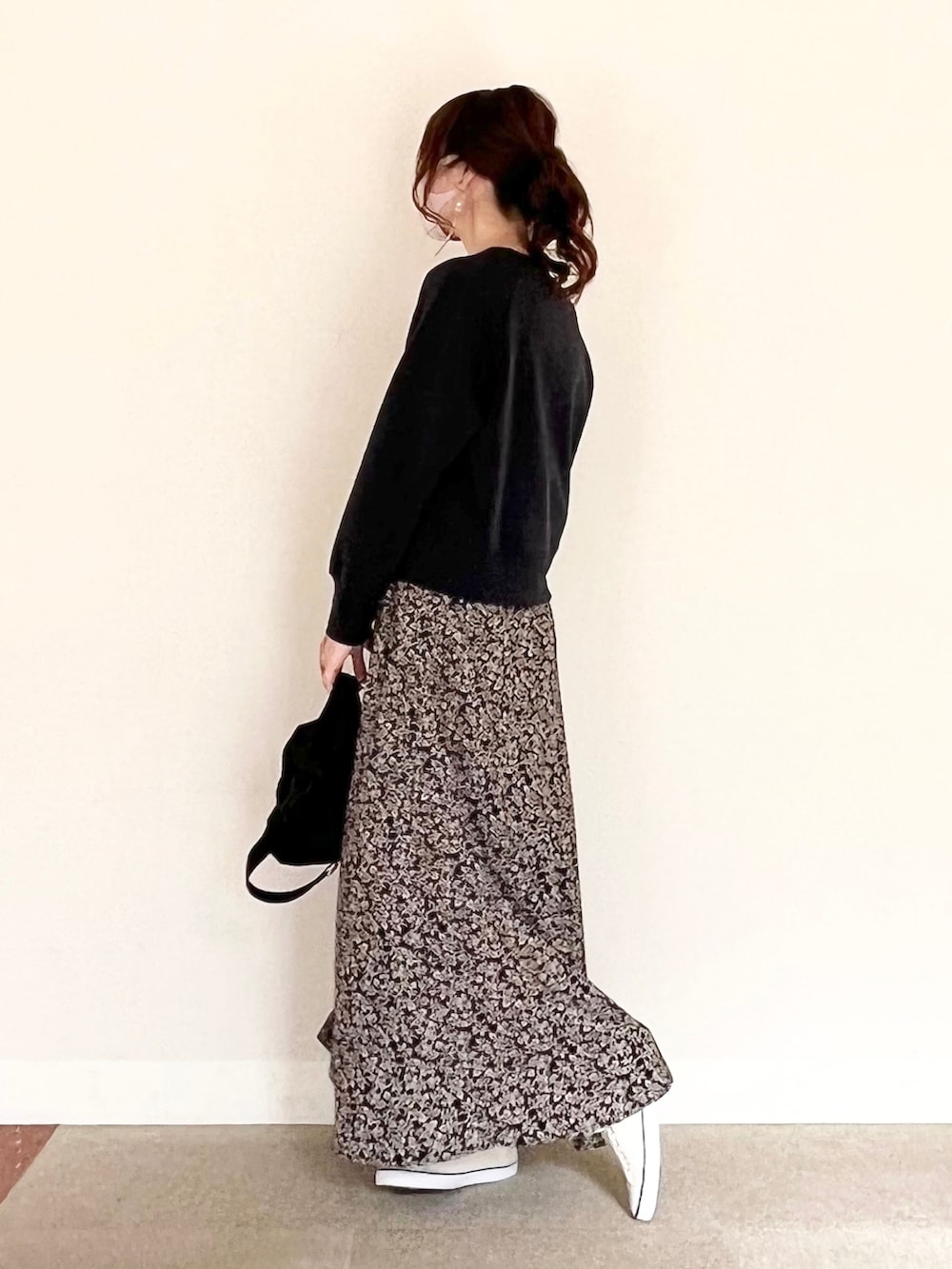 ブルー系のスウェット、ブラック系のスカート、ブラック系のショルダーバッグを着用したレディースの冬コーディネートの2枚目の写真