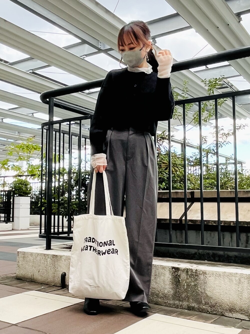 「休日コーデ、トートバッグ、モノトーン、Traditional Weatherwear、秋のコーデ、シンプルコーデ、ショート丈トップス、カーディガン、大人コーデ、グレー、骨格ウェーブ、着回しコーデ、パンツスタイル、スラックスパンツ」｜「Traditional WeatherwearのWAVE LOGO GSST TOTE（トートバッグ、ホワイト系）」を使った、syrupさん（レディース・162cm）の秋コーディネートの2枚目の写真