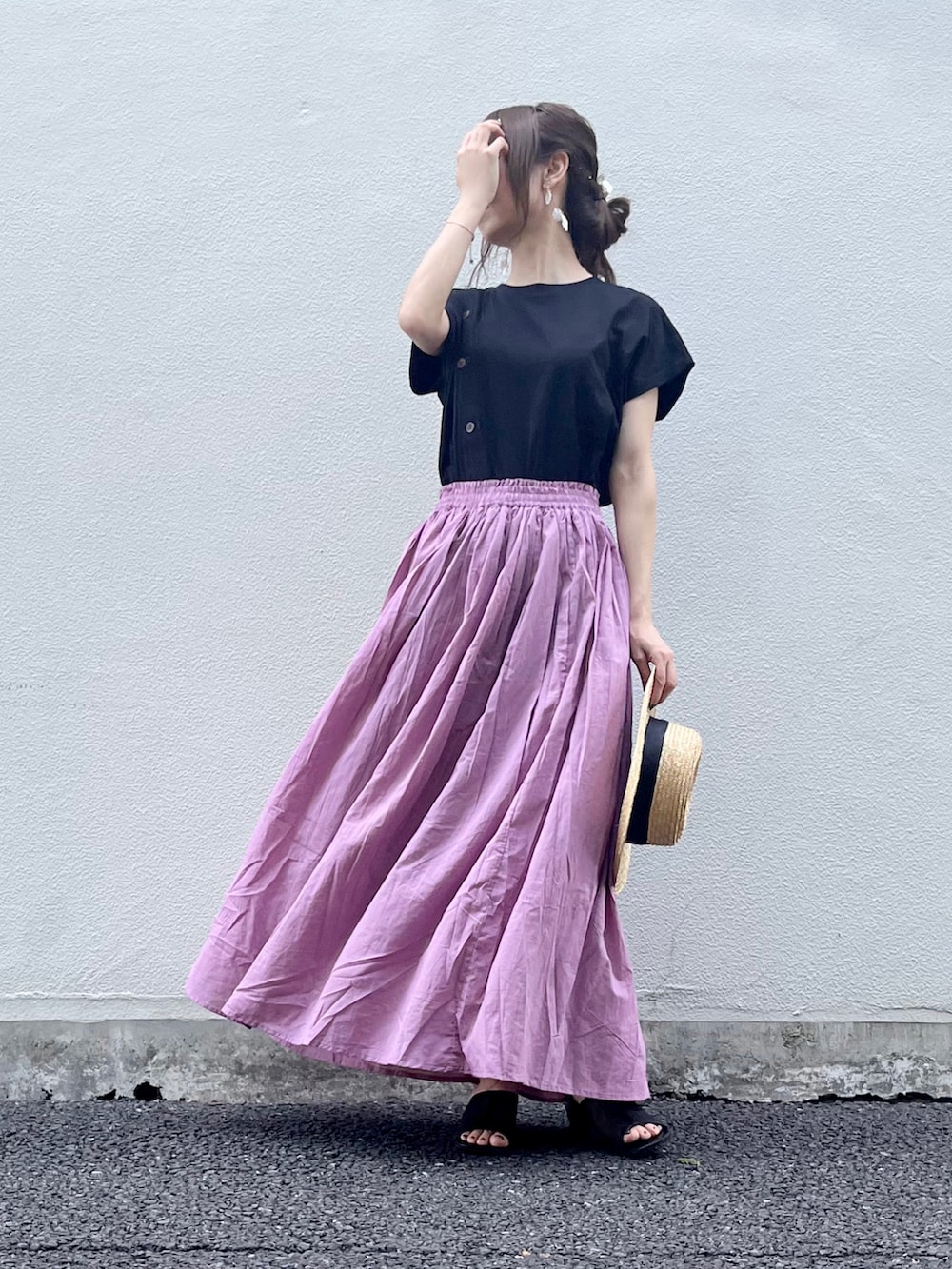 ピンク系のスカート、ブラック系のその他シューズ、ブラック系のTシャツ/カットソーを着用したレディースの夏コーディネートの4枚目の写真