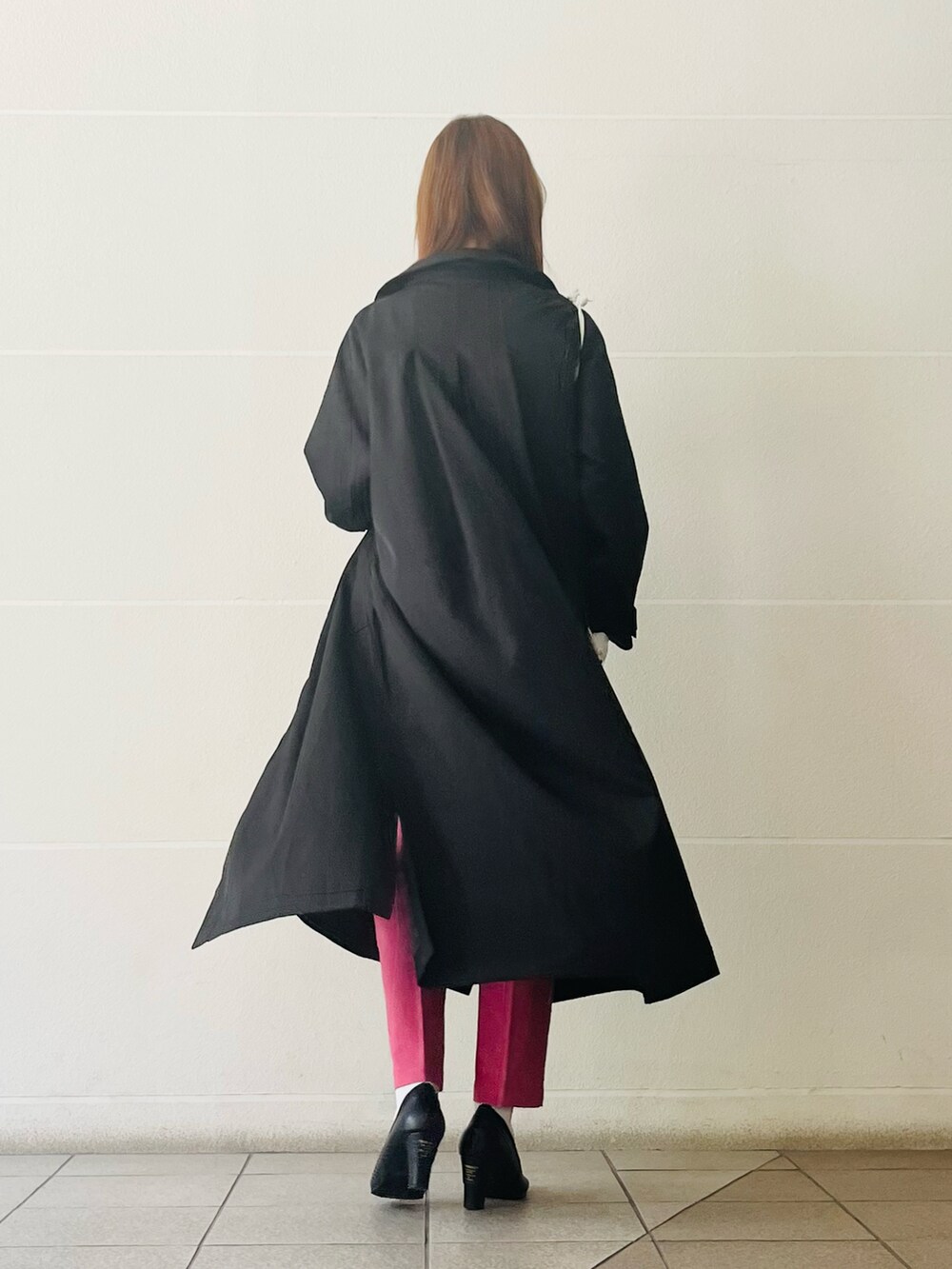 「オトナ女子、THEATRE PRODUCTS、FREAK’Ｓ STORE、ピンク、ECRIRE、スプリングコート、お出かけコーデ、休日コーデ、パンツスタイル、春カラー、巾着バッグ、ショルダーバッグ、骨格ウェーブ、オトナカジュアル、手袋」｜「FREAK'S STOREのTHEATRE PRODUCTS/シアタープロダクツ 別注マニフェストネームポーチ（ショルダーバッグ、ホワイト系）」を使った、syrupさん（レディース・162cm）の春コーディネートの2枚目の写真