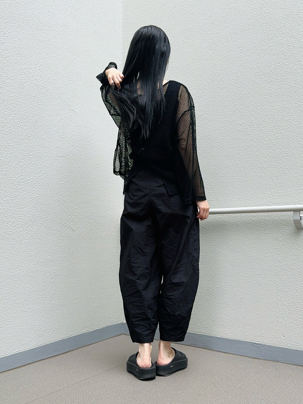 ブラック系のサンダル、ブラック系のその他トップス、ブラック系のタンクトップを着用したレディースの夏コーディネートの3枚目の写真