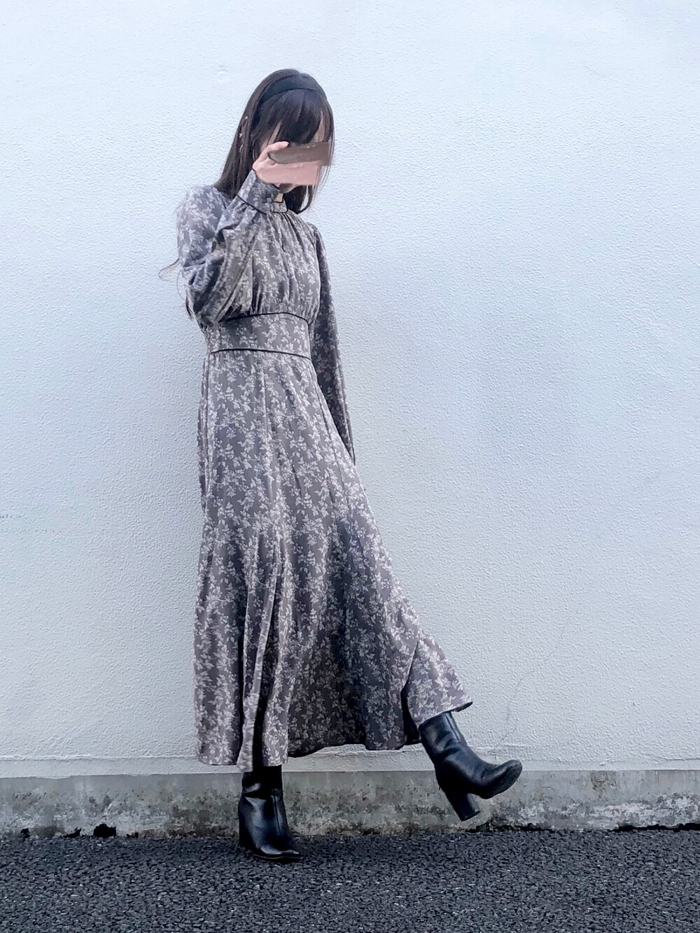 「UNFIELD、ワンピース、花柄、ロングワンピース、シンプル、春コーデ、冬コーデ、オトナ女子、きれいめカジュアル、キレイめ、デート、ボリューム袖、休日スタイル、シンプルコーデ、グレー」｜「UNFIELDの【UNFIELD パイピング花柄ワンピース】（ワンピース、グレー系）」を使った、syrupさん（レディース・162cm）の冬コーディネートの3枚目の写真