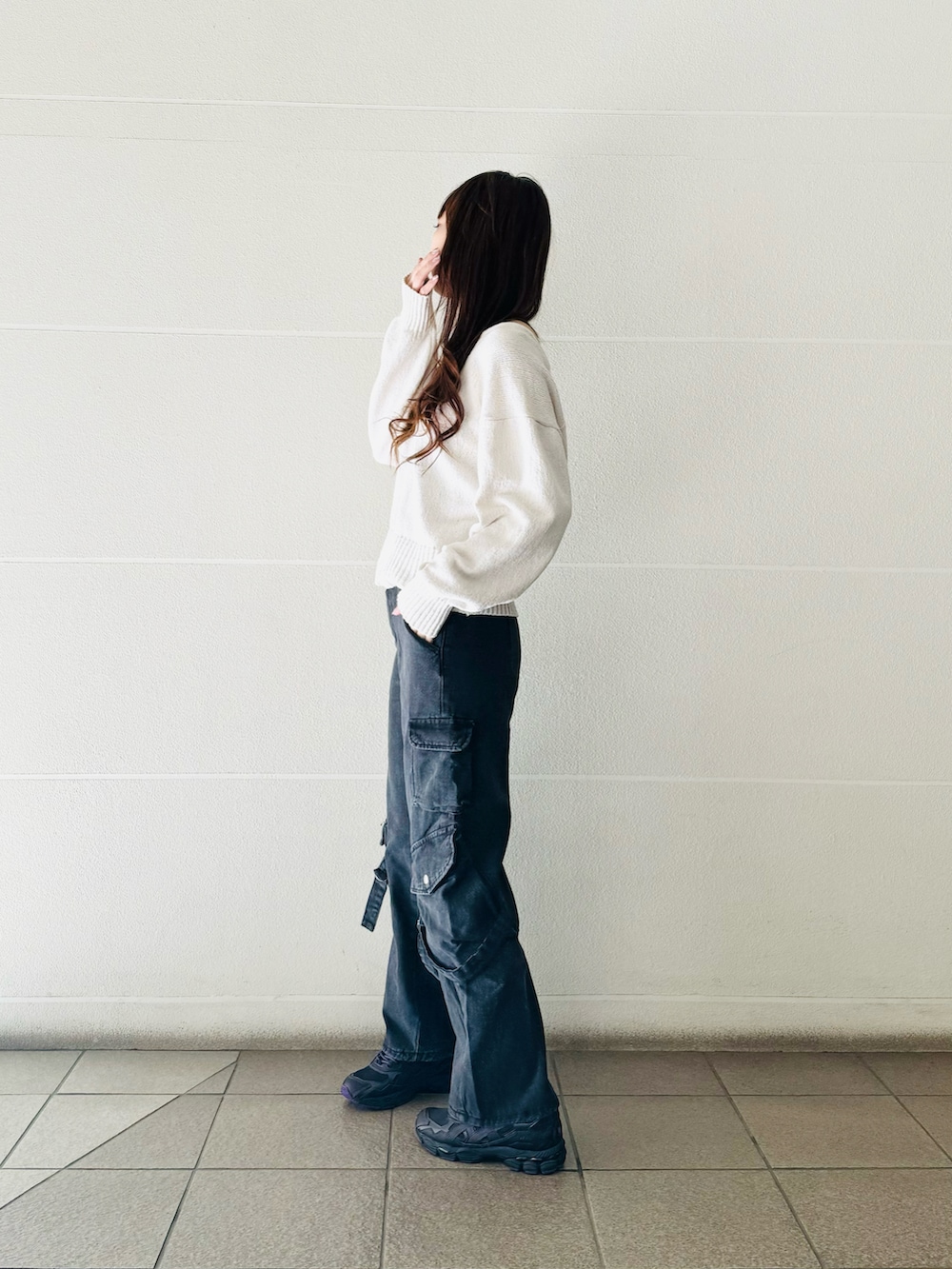「PR、tinkerend、カーゴパンツ、パンツコーデ、ラフ、パンツスタイル、ユニセックス、シンプルコーデ」｜「tinkerendのMulti Pocket Belt Cargo Pants / マルチポケットベルトカーゴパンツ（デニムパンツ、ブラック系）」を使った、syrupさん（レディース・162cm）の秋コーディネートの4枚目の写真