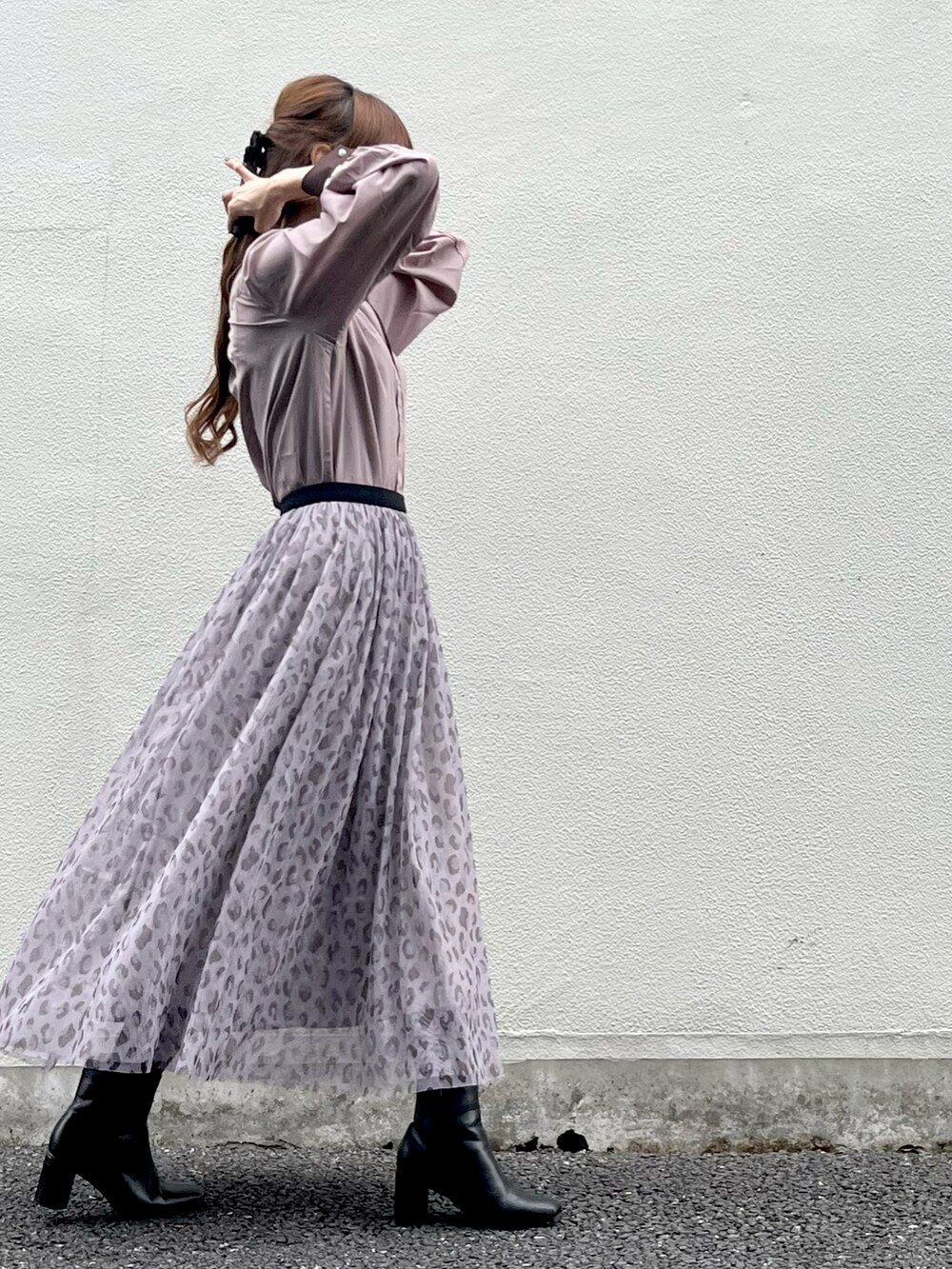 ブラウン系のシャツ/ブラウス、ブラウン系のスカート、グレー系のスマホグッズを着用したレディースの秋コーディネートの5枚目の写真