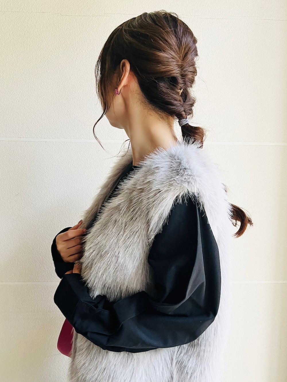 グレー系のベスト、ブラック系のワンピース、ブラック系のブーツを着用したレディースの秋コーディネートの3枚目の写真