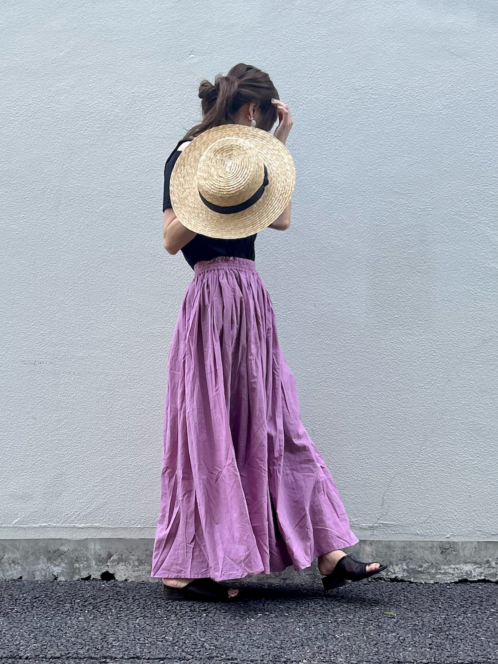 ピンク系のスカート、ブラック系のその他シューズ、ブラック系のTシャツ/カットソーを着用したレディースの夏コーディネートの3枚目の写真