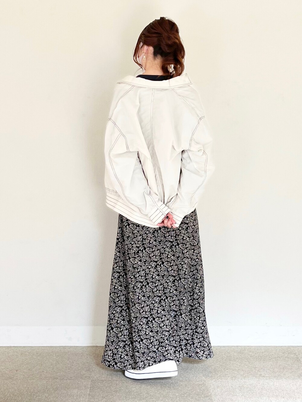 ホワイト系のジャケット/アウター、ブルー系のスウェット、ブラック系のスカートを着用したレディースの冬コーディネートの2枚目の写真