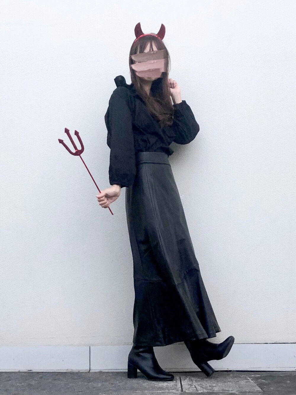 「ブーツ、シンプル、ブラック、ワントーンコーデ、ブラックコーデ、オールブラック、レザースカート、ハロウィン、ロングスカート、休日スタイル、キレイめ、マーメイドスカート、フェイクレザー、COTORICA.、wearhalloween2021」｜「Lugnoncureのフリルブラウス（シャツ/ブラウス、ブラック系）」を使った、syrupさん（レディース・162cm）の秋コーディネートの2枚目の写真